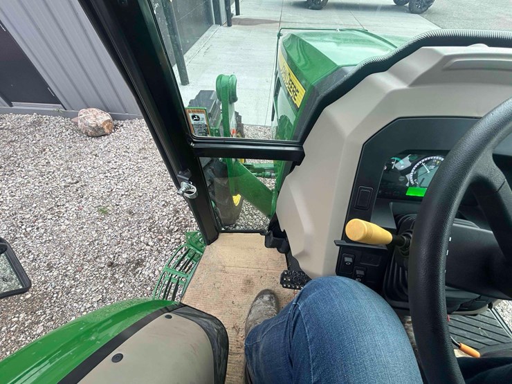 2021-john-deere-5075e-image-35