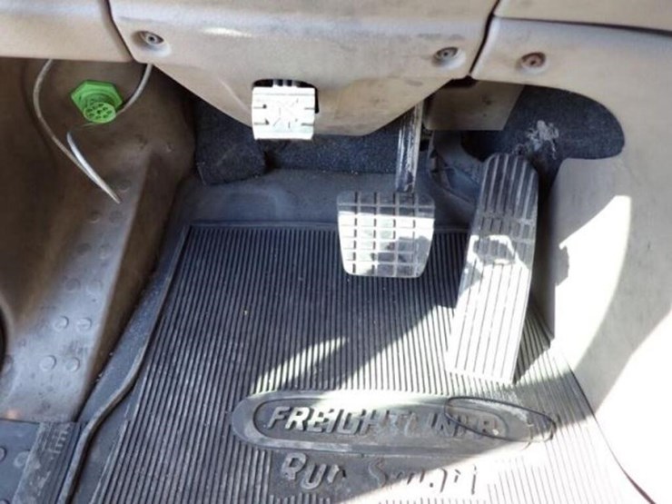 2010-freightliner-cascadia-t/a-hiway-tractor---day-image-17