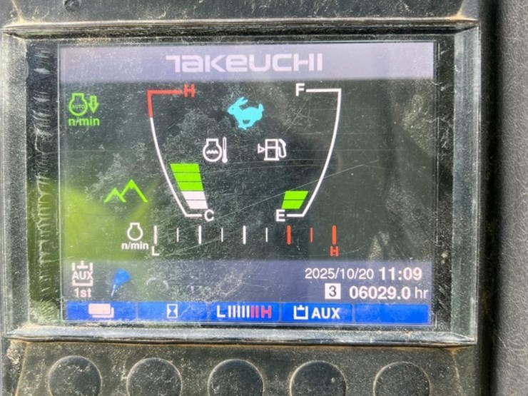 2017-takeuchi-tb260-image-27