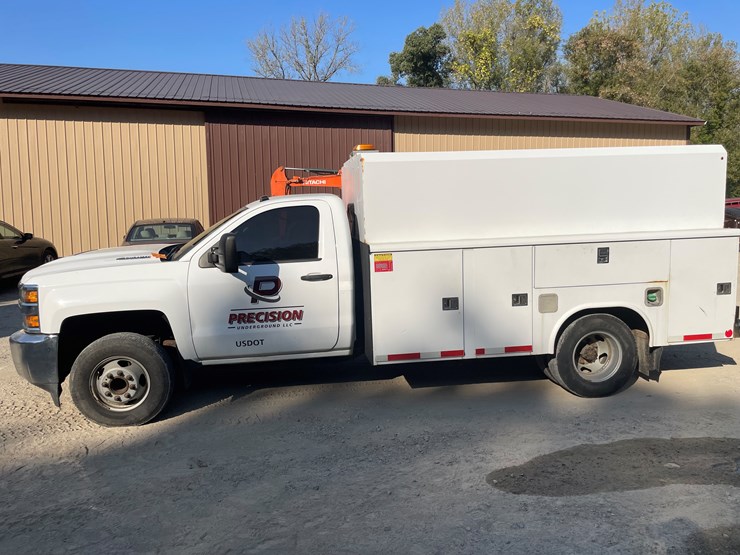 #1007-•-2017-chevy-3500-diesel-utility-truck,-(has-title)-image-8