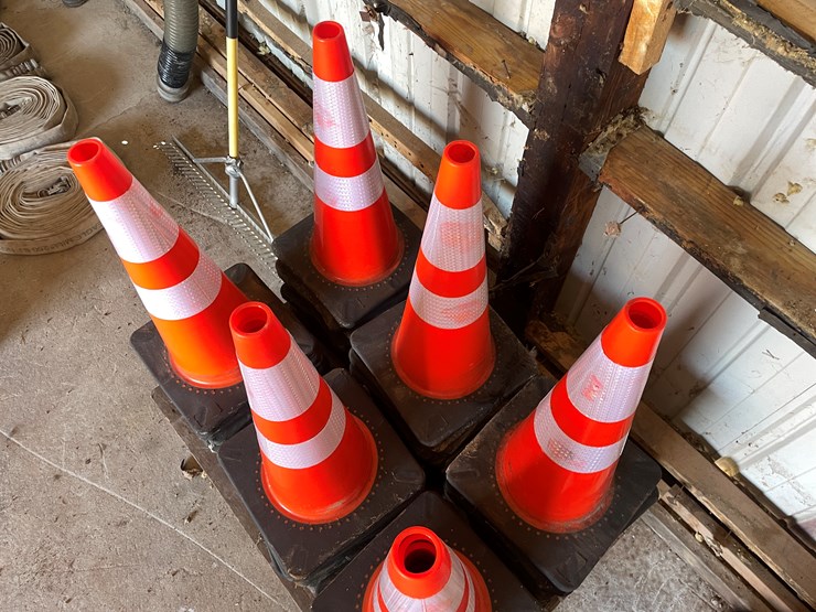 #1054-•-(60)-reflective-traffic-cones-image-6