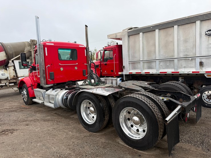 2017-peterbilt-567-image-3