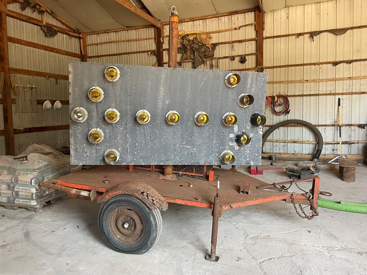 #1048-•-towable-arrow-board-image-2