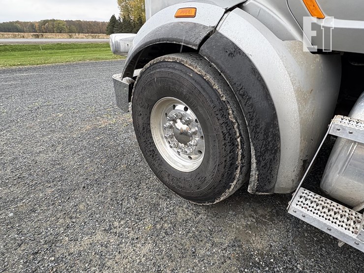 2015-peterbilt-567-image-23