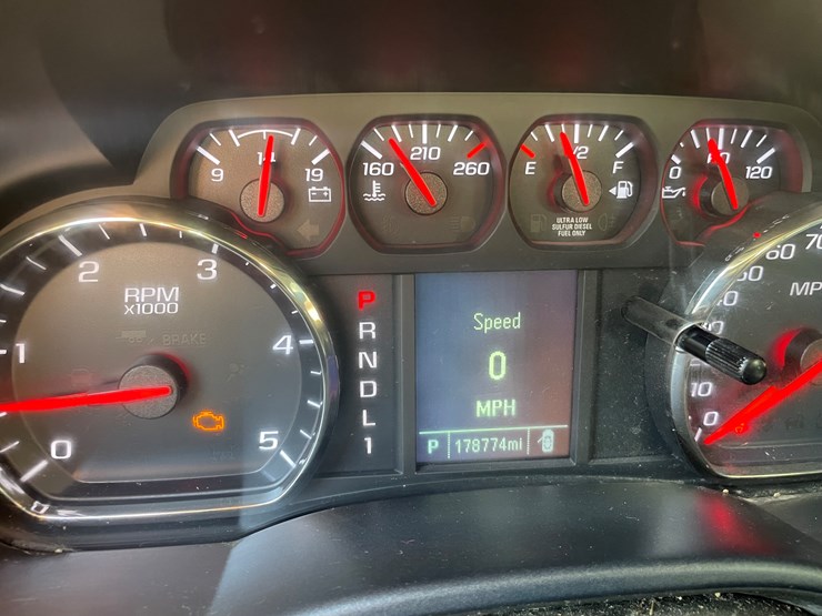 #1007-•-2017-chevy-3500-diesel-utility-truck,-(has-title)-image-31