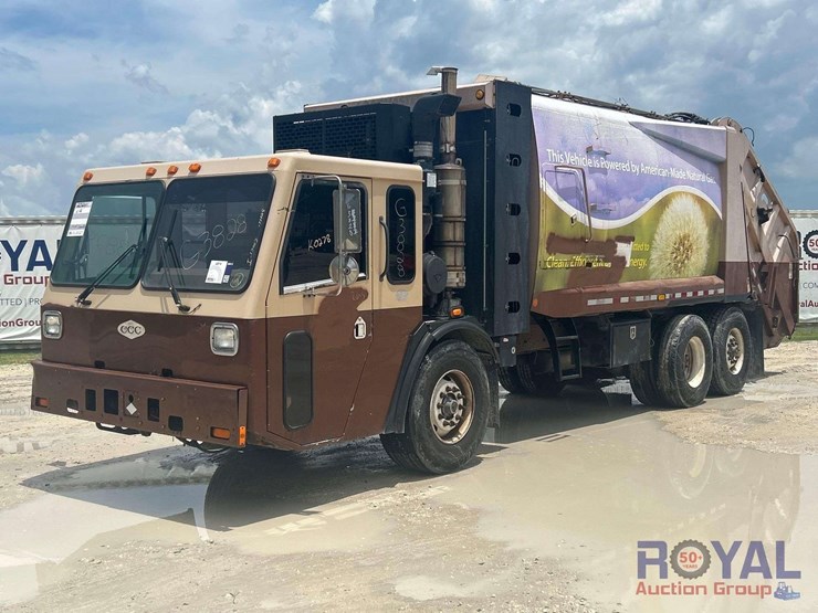 2012-crane-carrier-low-entry-t/a-rear-loader-garbage-truck-image-1