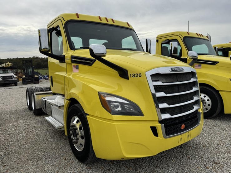 2018-freightliner-cascadia-126-image-3