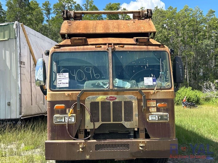 2015-peterbilt-320-image-22