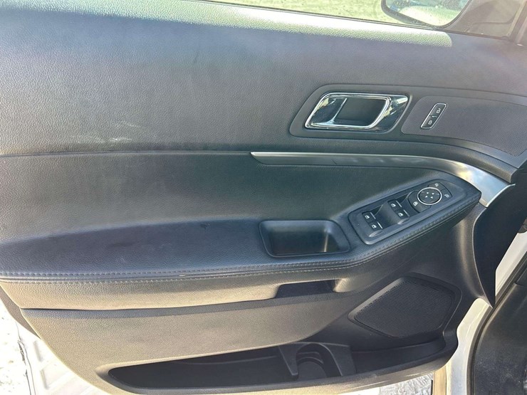 2019-ford-explorer-image-11