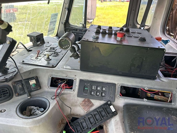 2015-peterbilt-320-image-11