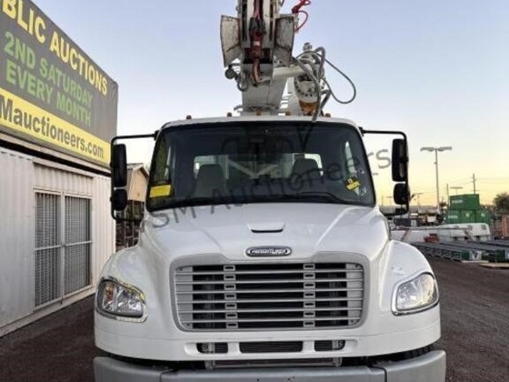 2012-freightliner-m2-106-image-3