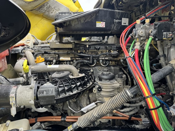 2018-freightliner-cascadia-126-image-10