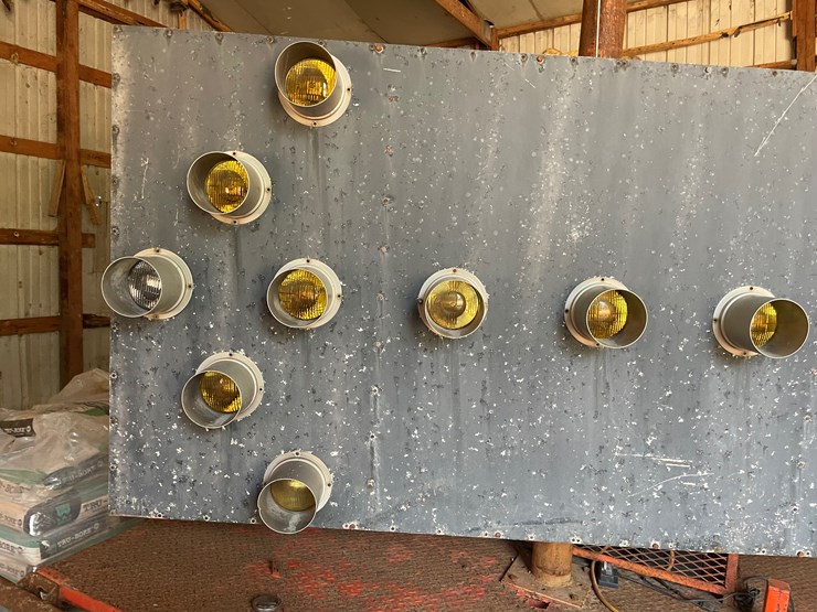 #1048-•-towable-arrow-board-image-8