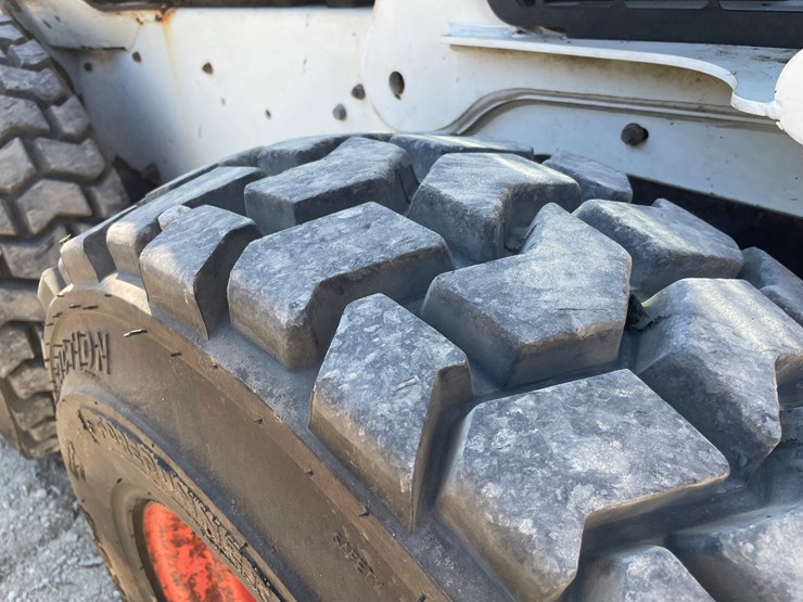 2011-bobcat-s650-image-18