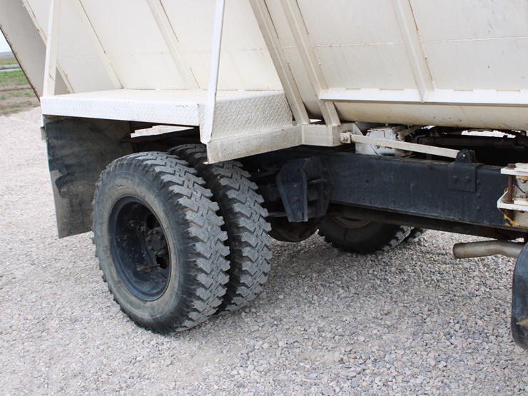 1982-international-s1700-image-14