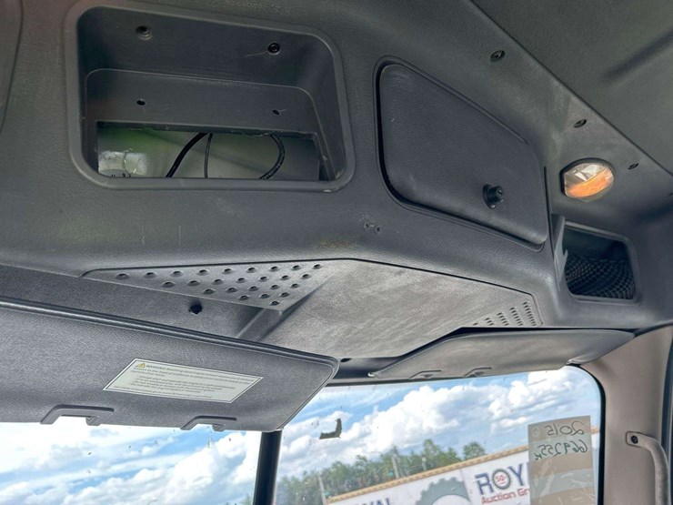 2015-freightliner-cascadia-125-image-27