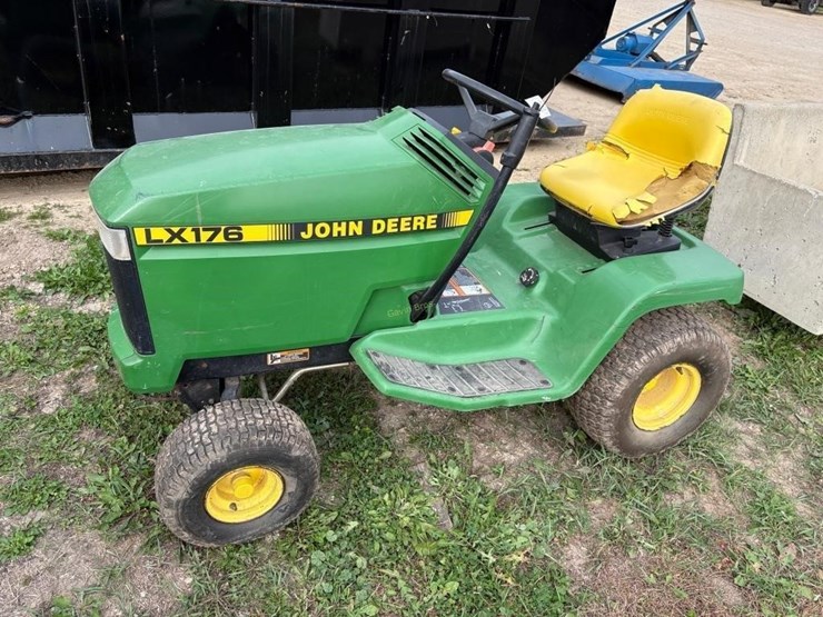 john-deere-lx176-image-1