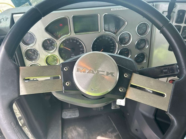 2014-mack-cxu613-t/a-wet-kit-day-cab-truck-tractor-image-12