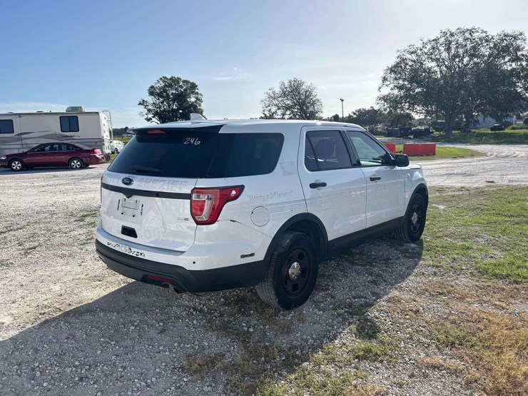 2016-ford-explorer-image-3