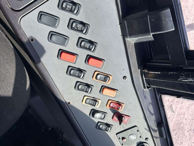 2009-freightliner-b2-image-13