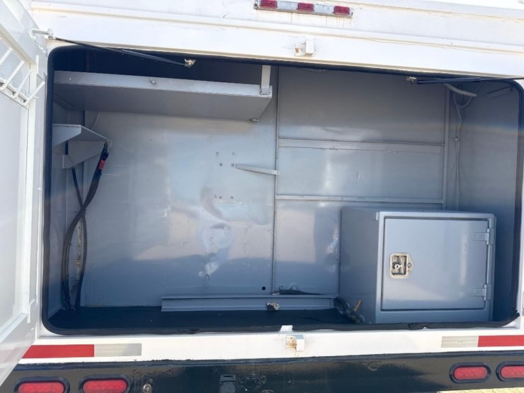 2007-peterbilt-335-image-21