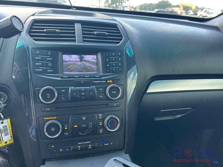 2017-ford-explorer-image-15