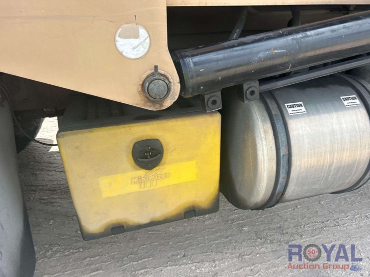 2015-peterbilt-320-image-13