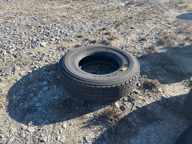 #9733-•-12r22.5-tire-inv#-9733-image-3