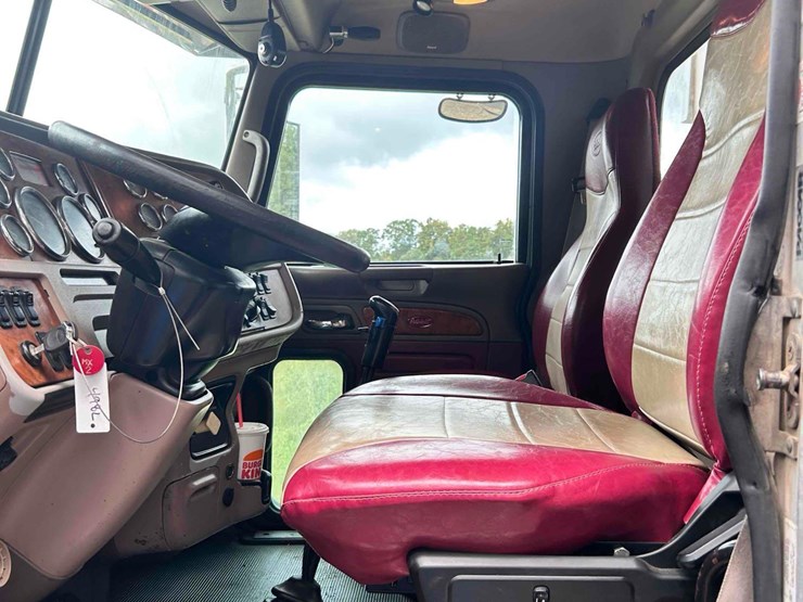 2008-peterbilt-388-image-33