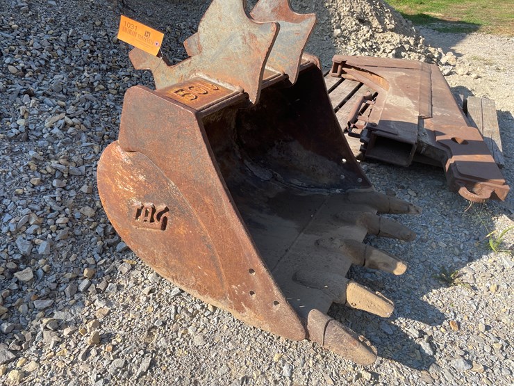 #1031-•-28"-excavator-bucket-image-3