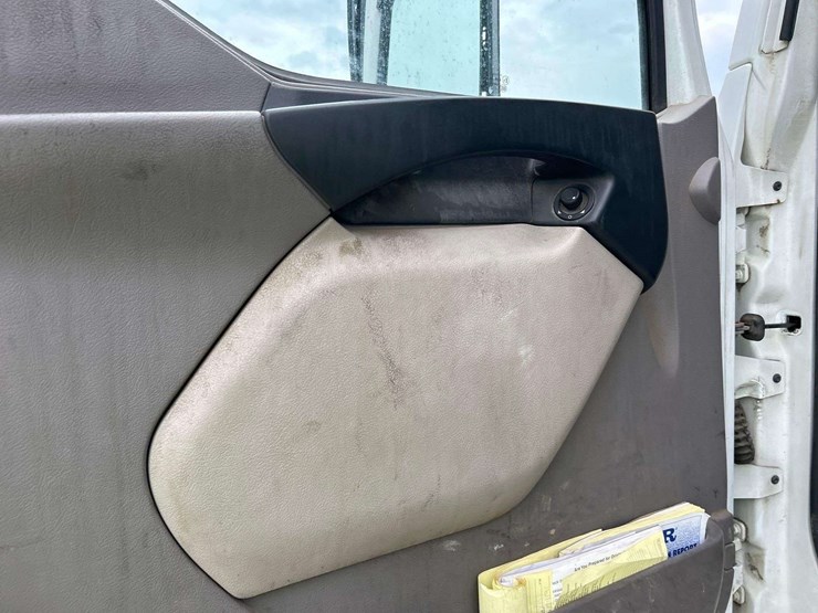 2017-peterbilt-220-image-17