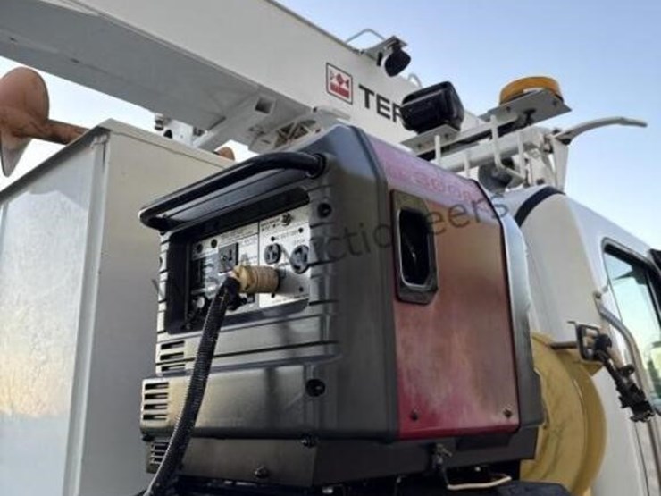 2012-freightliner-m2-106-image-23