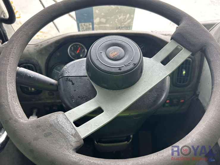 2016-peterbilt-320-image-11