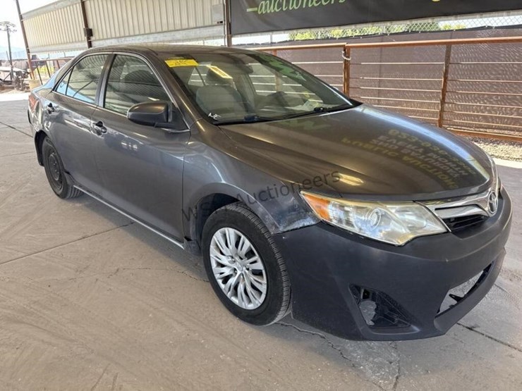 2014-toyota-camry-sdn-image-2