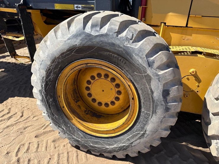 2014-deere-672g-image-10