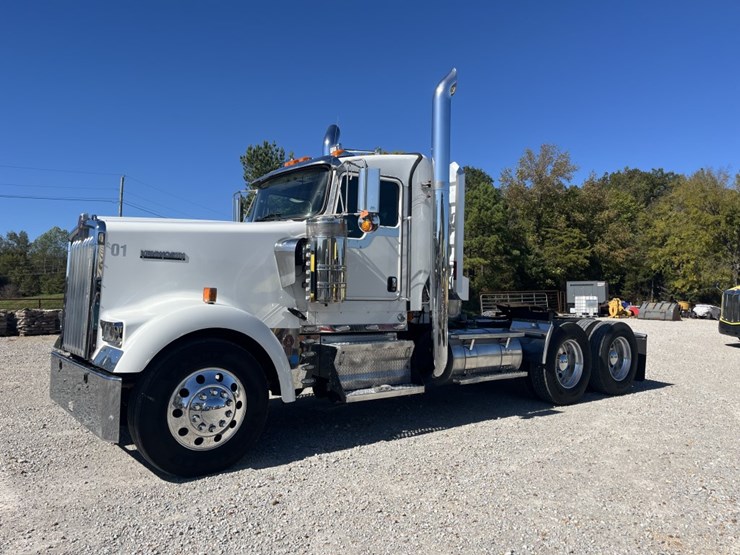2015-kenworth-w900-image-1