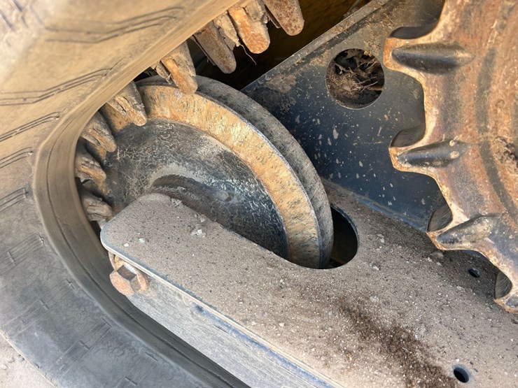 2020-deere-317g-image-13