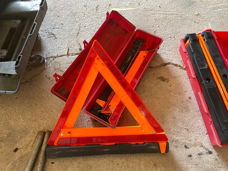 #1067-•-(2)-road-triangle-kits-image-3