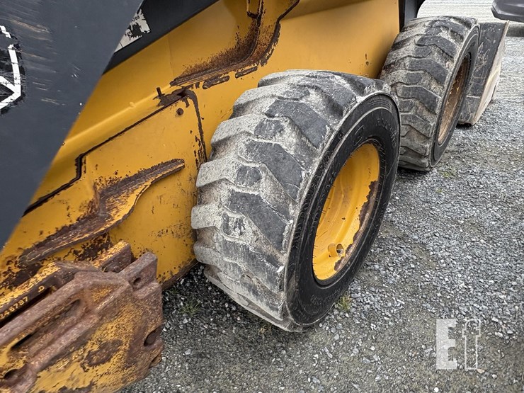 2015-deere-326e-image-9