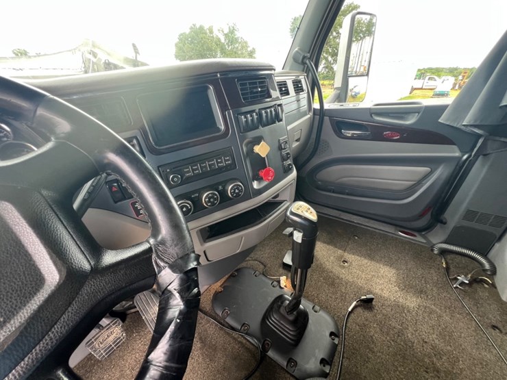2014-peterbilt-579-image-15
