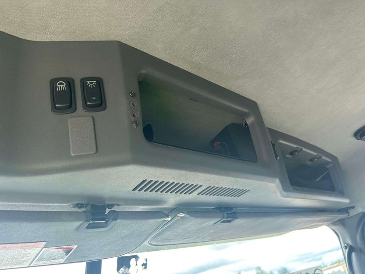 2014-mack-cxu613-t/a-wet-kit-day-cab-truck-tractor-image-17