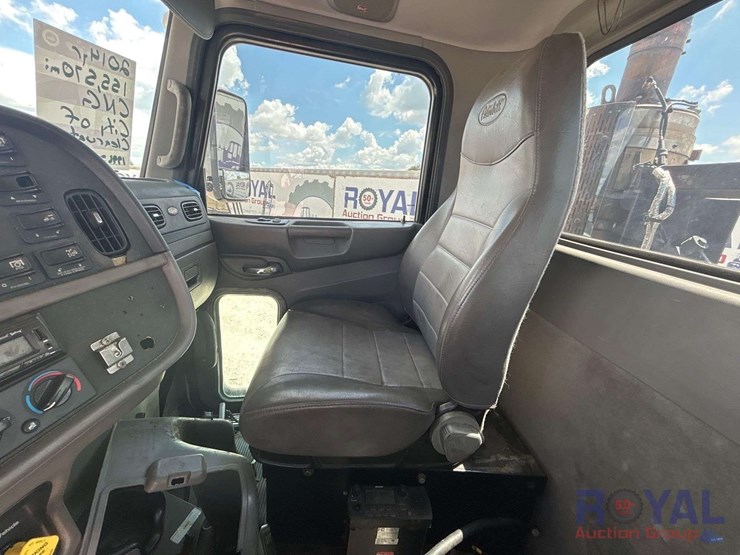 2014-peterbilt-384-image-27