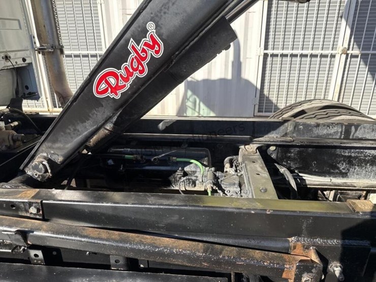 2004-freightliner-fl70-image-31