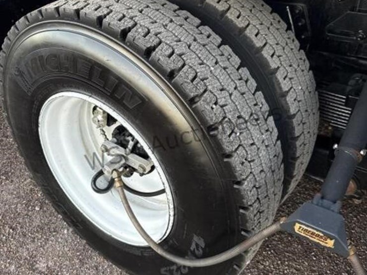 2012-freightliner-m2-106-image-11