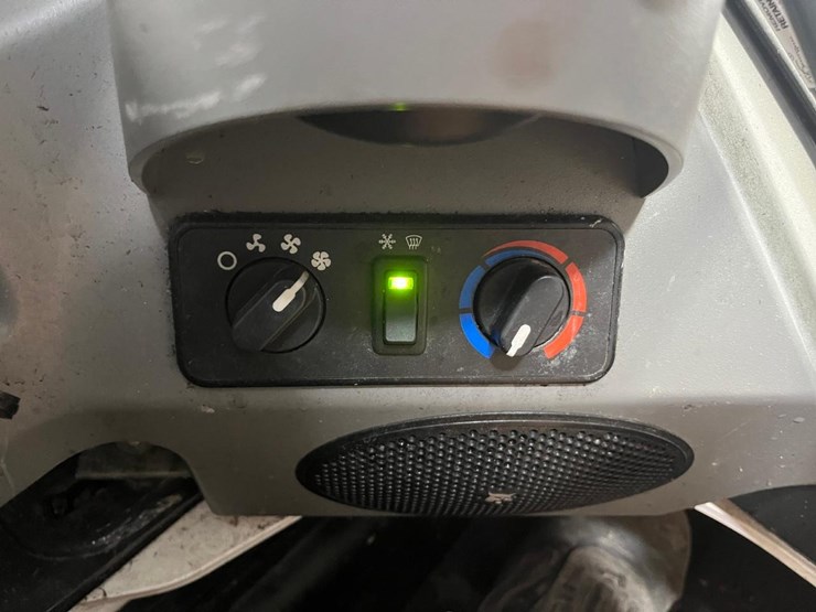 2023-bobcat-s650-image-30