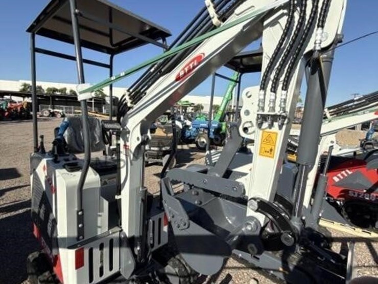 2025-battler-et15h-6-mini-excavator-image-1