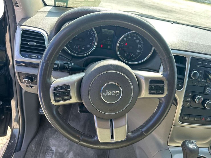 2013-jeep-grand-cherokee-laredo-image-11