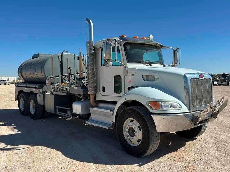 2015-peterbilt-348-image-2