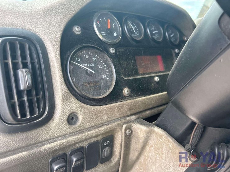 2015-peterbilt-320-image-21