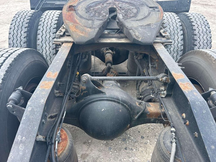 2014-mack-cxu613-t/a-wet-kit-day-cab-truck-tractor-image-21